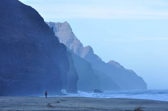 Corridinha básica na praia de Kalalau, na Na'Pali Coast, costa norte do Kauai, no Havaí